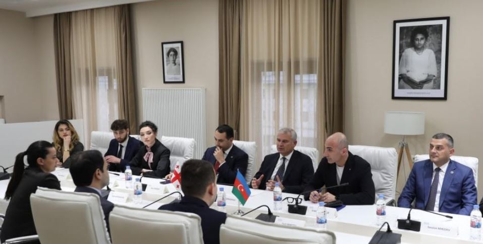 ირაკლი ქადაგიშვილი, ზაურ დარგალი და სავალან მირზოევი აზერბაიჯანის მმართველი პარტიის ახალგაზრდული კავშირის წარმომადგენლებს შეხვდნენ